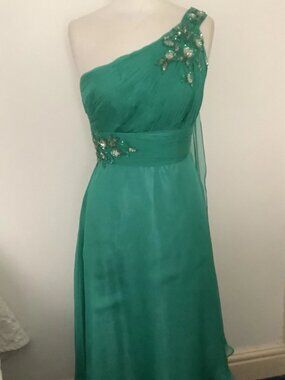 Dark green evening dress, long style, with a length of 16 inches.